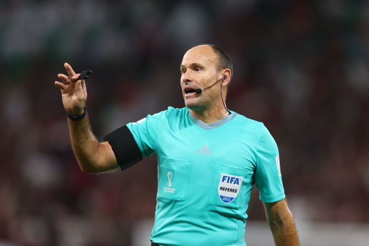 DB视讯官网拉奥斯批评西超杯决赛主裁:执法水平不足 裁判不该上领奖台