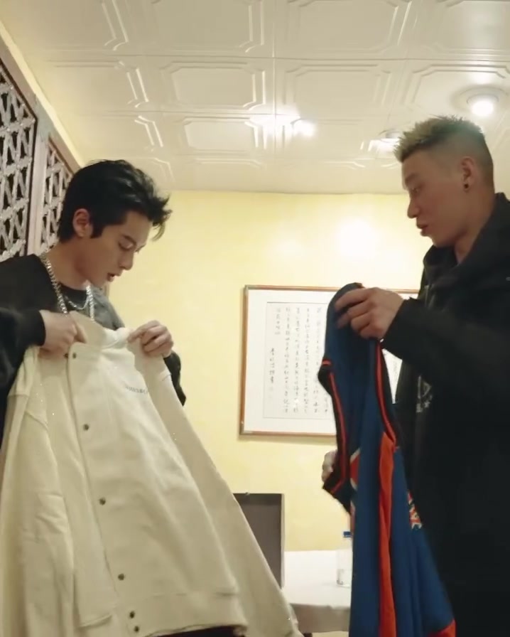 DB视讯官方登录入口豪哥这是喝了吧！林书豪与王鹤棣一起吃饭 还送出尼克斯亲签球衣