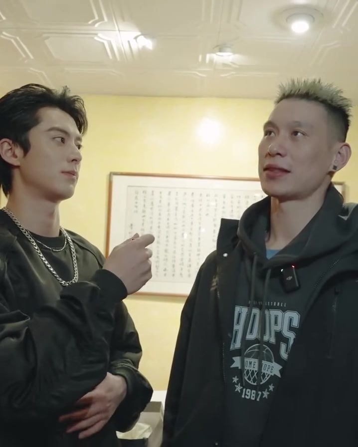 DB视讯官方登录入口豪哥这是喝了吧！林书豪与王鹤棣一起吃饭 还送出尼克斯亲签球衣