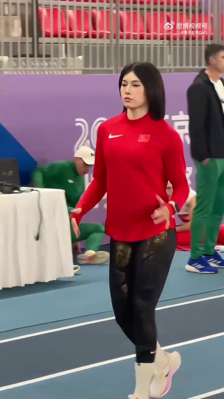 DB视讯官网上热搜！短发造型吴艳妮亮相适应场地，网友：好像阿丽塔战斗天使