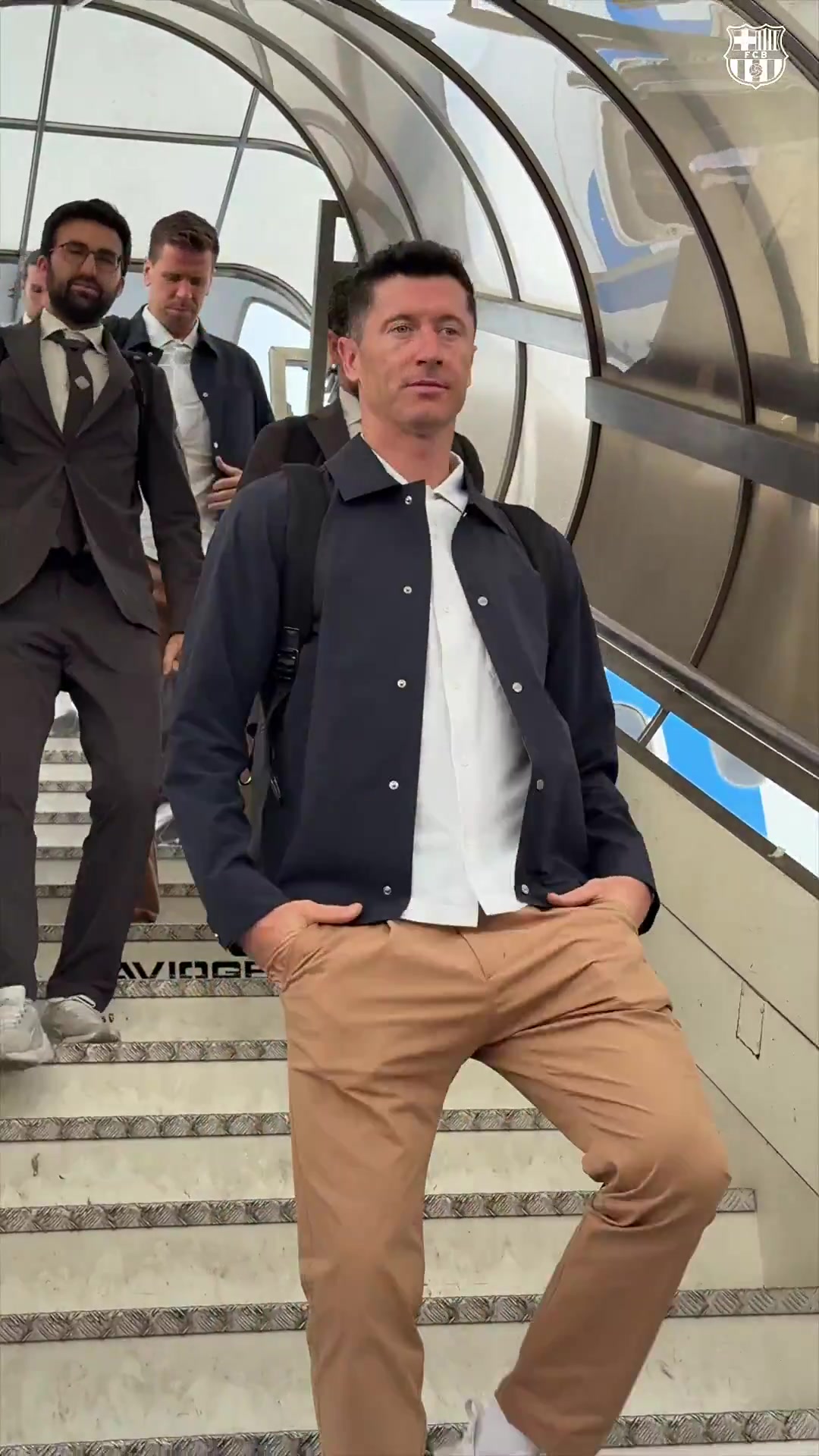 DB视讯官方登录入口大战在即！巴萨全队抵达米兰城，莱万带头走下飞机