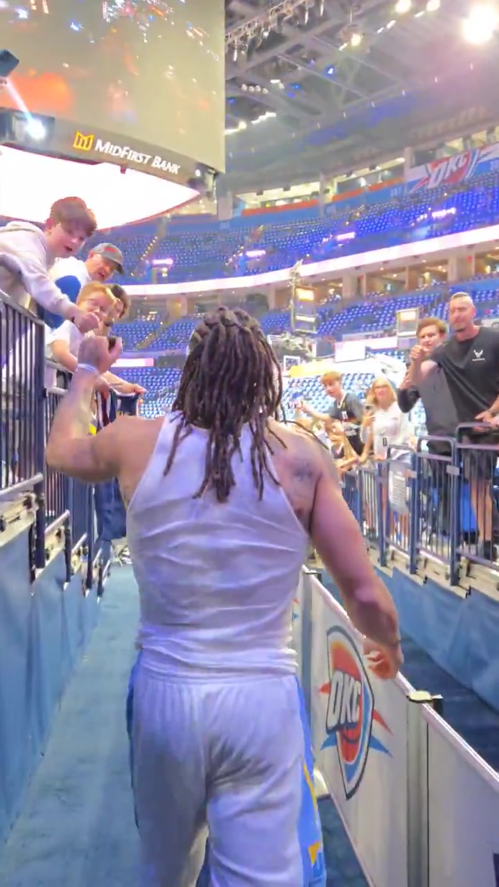 DB电子官网绝不放弃😭！阿隆-戈登将进行赛前热身 希望能够出战今晚的比赛