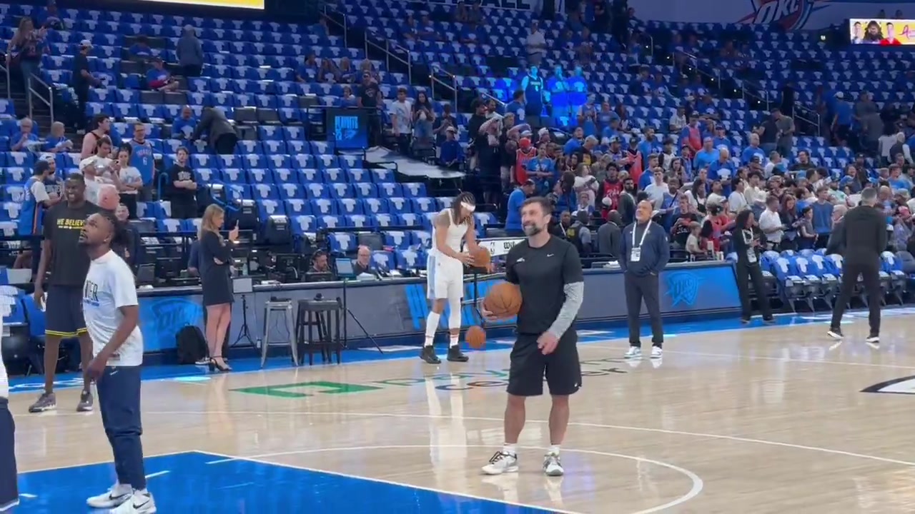 DB电子官网绝不放弃😭！阿隆-戈登将进行赛前热身 希望能够出战今晚的比赛